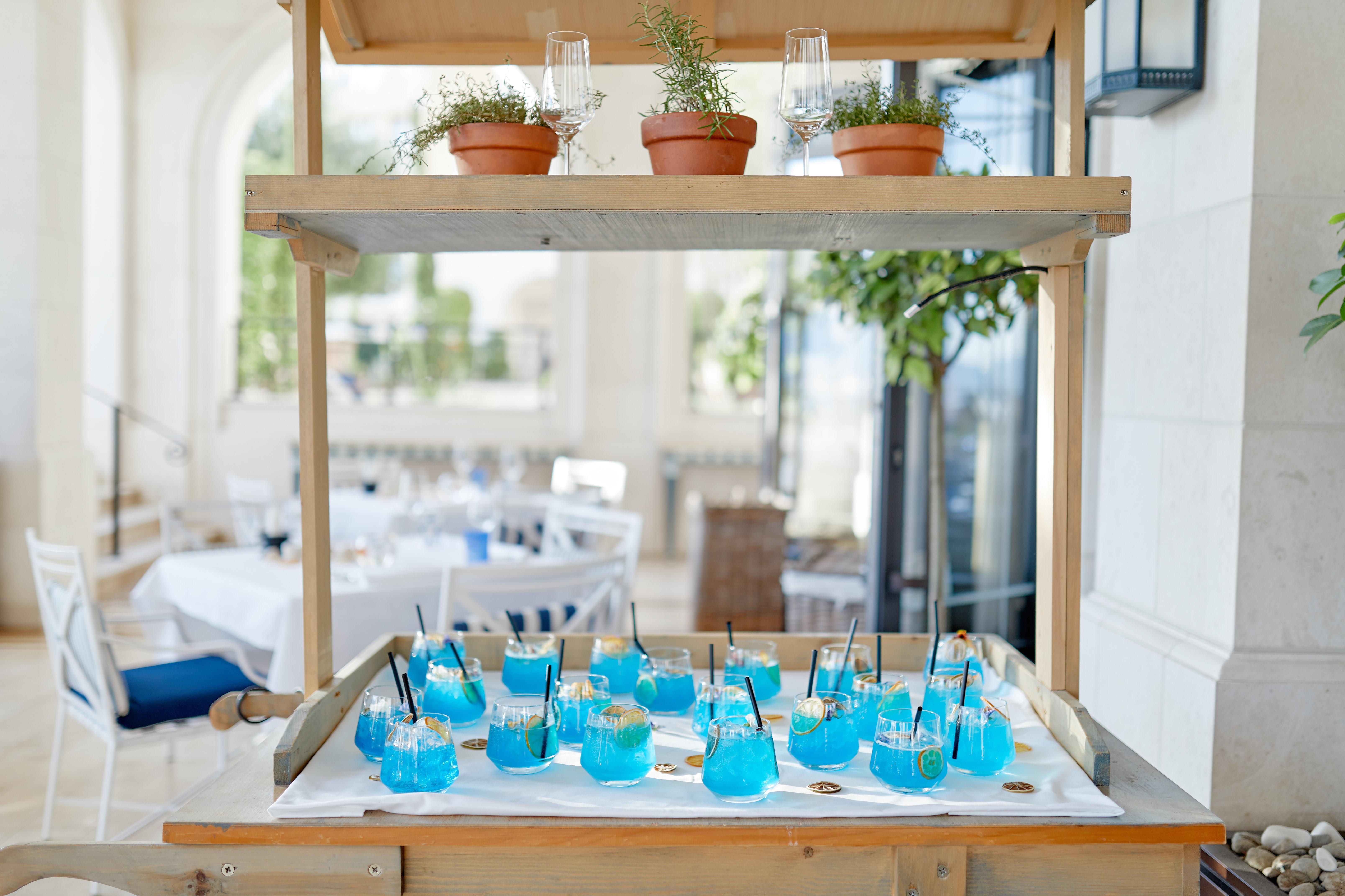 Regent Porto Montenegro Tivat Luaran gambar A display of blue curaçao