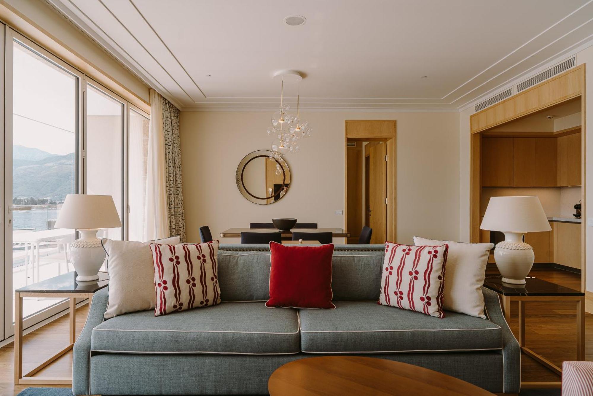 Regent Porto Montenegro Tivat Luaran gambar A living room at The Mira Hong Kong