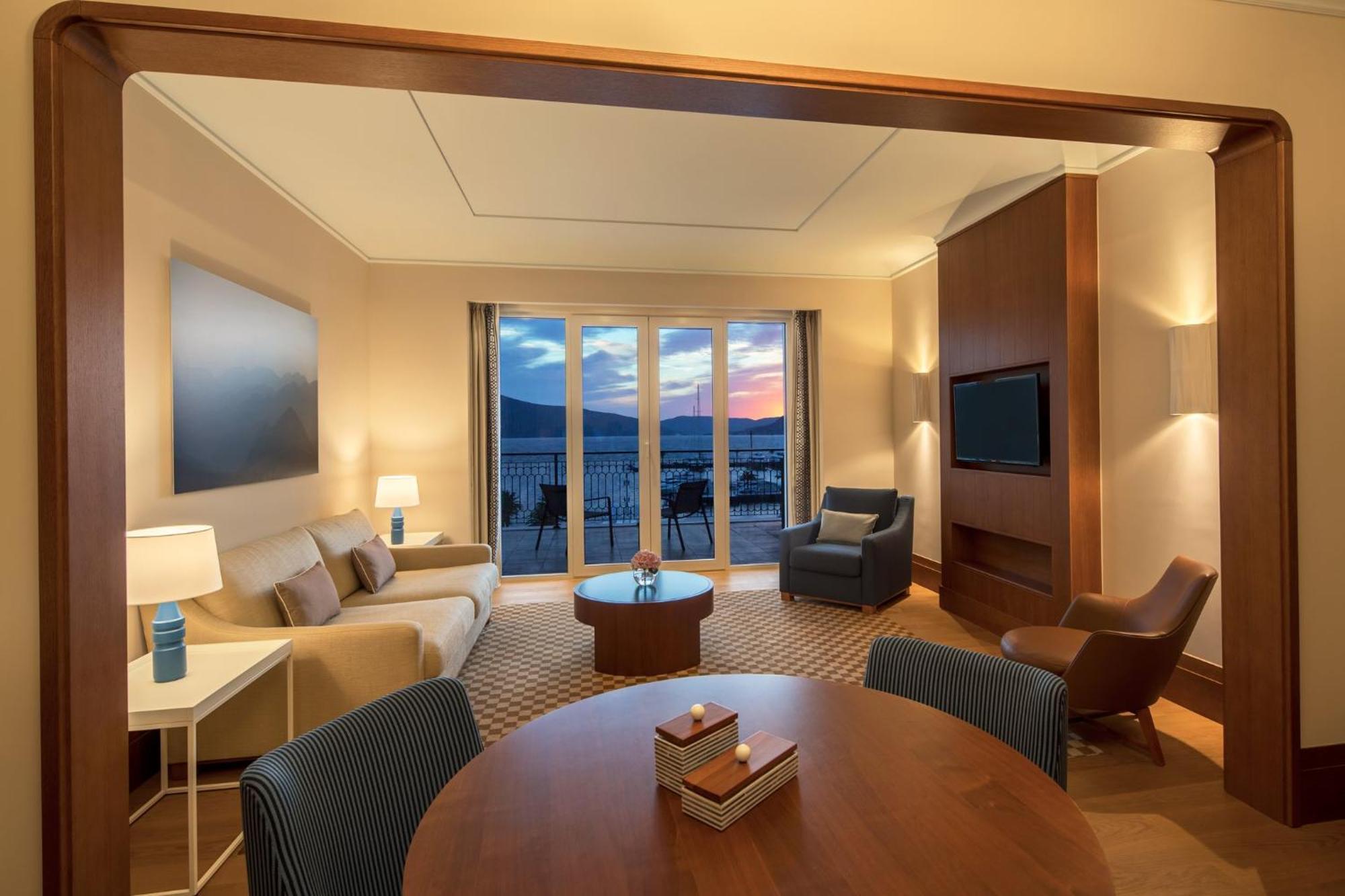 Regent Porto Montenegro Tivat Luaran gambar A suite at the Westin Maldives